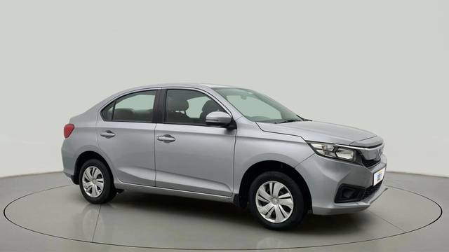 https://images10.gaadi.com/usedcar_image/4581822/original/9918a09e1146d48d8a849339cc6d3f7c.jpg?imwidth=6400