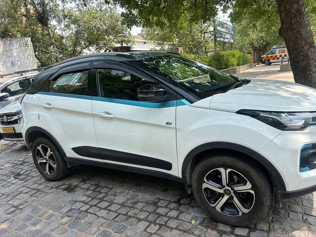 https://images10.gaadi.com/usedcar_image/4581854/original/processed_82207c7a-a73d-42b8-938e-0cd2b304b7e4.jpg?imwidth=6400