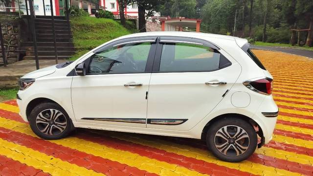 https://images10.gaadi.com/usedcar_image/4581968/original/processed_3ef61b8f-01b9-46f3-a5ed-f086ca1172fd.jpg?imwidth=6400