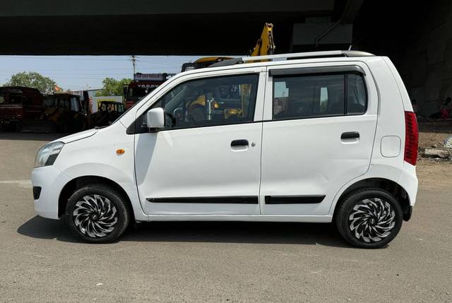 https://images10.gaadi.com/usedcar_image/4581990/original/processed_573dbfa09a0f85a24d230fe3e5541481.jpeg?imwidth=6402