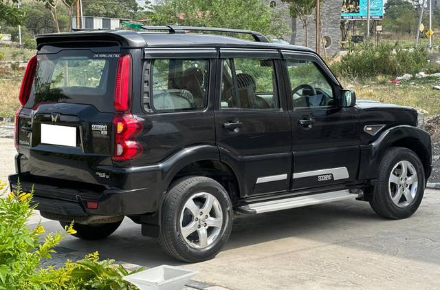 https://images10.gaadi.com/usedcar_image/4582132/original/processed_6b74b8a4fa01e07773b9b387f67f54ef.jpeg?imwidth=6402