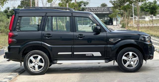 https://images10.gaadi.com/usedcar_image/4582132/original/processed_719ece885c80e1e63de7b749ddfe0e33.jpeg?imwidth=6401