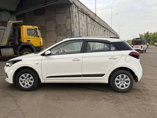 https://images10.gaadi.com/usedcar_image/4582134/original/processed_edbf9b5d76670821eabab2463d7ece44.jpeg?imwidth=6401
