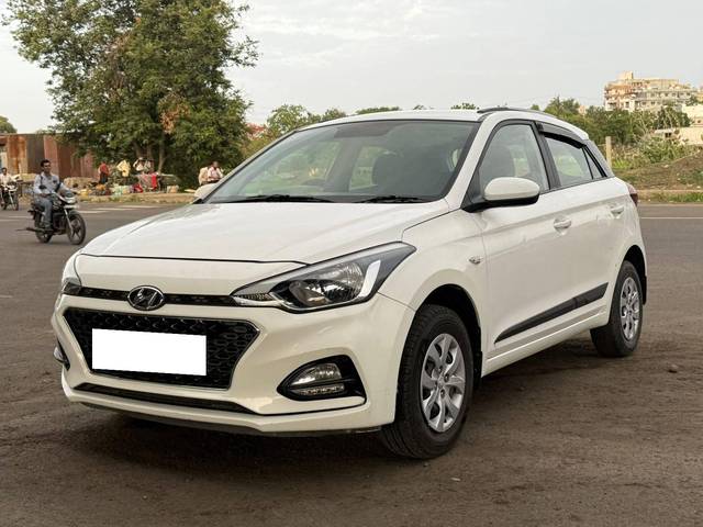 https://images10.gaadi.com/usedcar_image/4582134/original/processed_fbd05b33bc6d472ce396832c0eed9599.jpeg?imwidth=6402