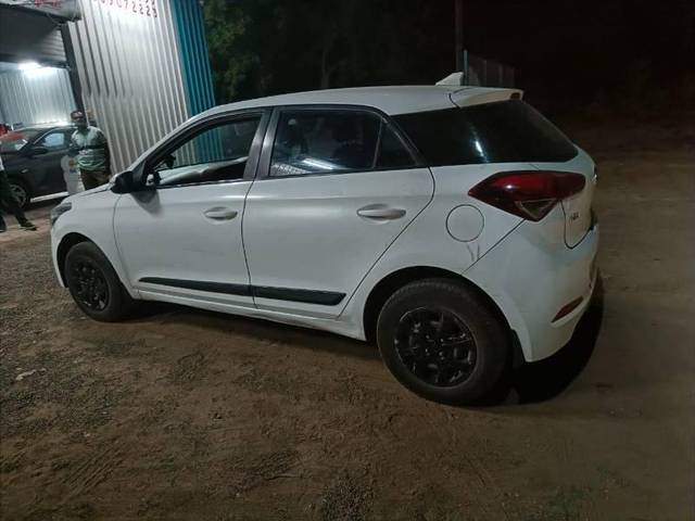https://images10.gaadi.com/usedcar_image/4582203/original/processed_8a2b88c1-f1a7-4184-9930-6a41ee5a1df4.jpg?imwidth=6402