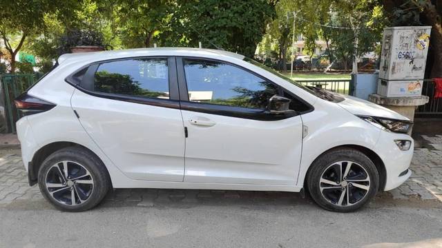 https://images10.gaadi.com/usedcar_image/4582217/original/processed_7eb31569-fae4-45d8-9cc1-28bb2eac9961.jpg?imwidth=6402