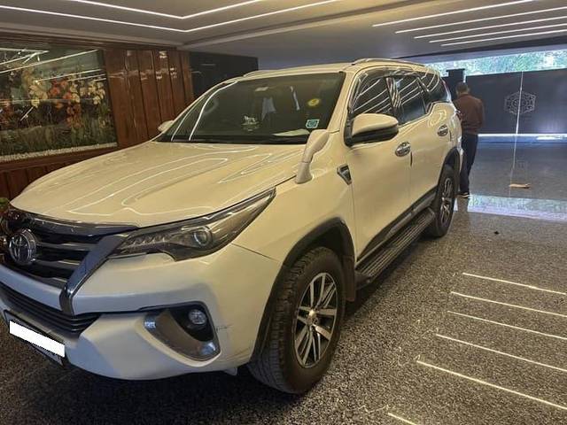 https://images10.gaadi.com/usedcar_image/4582282/original/processed_24c2130920e8dc44de2d5ac90c35f15b.jpg?imwidth=6402