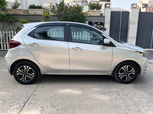 https://images10.gaadi.com/usedcar_image/4582432/original/processed_546e68fee4da0d5dd8e4e55504a09600.jpg?imwidth=6401