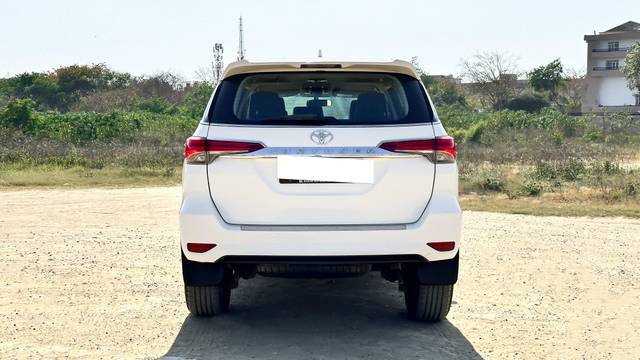 https://images10.gaadi.com/usedcar_image/4582664/original/processed_51f6ebbec330ee3363e7666a907a9756.JPG?imwidth=6402