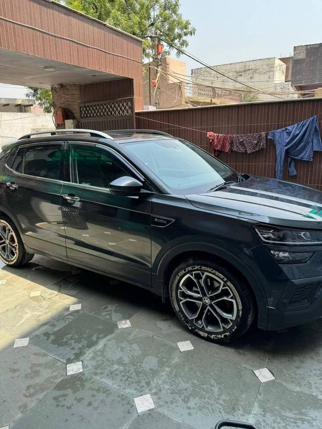 https://images10.gaadi.com/usedcar_image/4582717/original/processed_d6bce354-ef5d-4cd3-adfe-fe2d8e9e8639.jpg?imwidth=6402