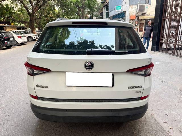 https://images10.gaadi.com/usedcar_image/4582764/original/processed_dda15975-cf19-464e-bb52-9b201a5a6083.jpg?imwidth=6402