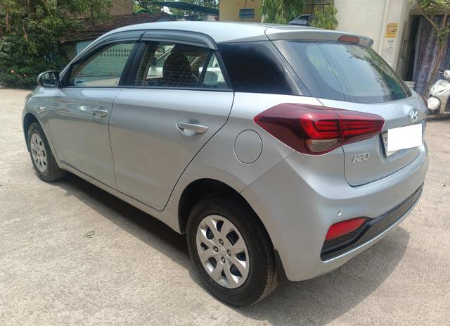 https://images10.gaadi.com/usedcar_image/4582786/original/processed_a529360141f362542de38b172a812568.jpg?imwidth=6402