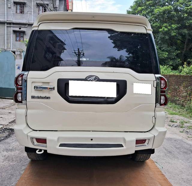 https://images10.gaadi.com/usedcar_image/4582902/original/processed_54a524bf-2450-4337-9107-03cd9439a5f9.jpg?imwidth=6402