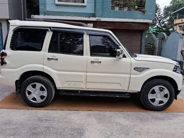 https://images10.gaadi.com/usedcar_image/4582902/original/processed_9fe3563f-965b-4480-8ab4-f38781c9ce6f.jpg?imwidth=6401