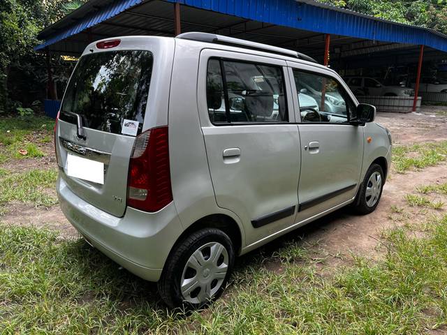 https://images10.gaadi.com/usedcar_image/4582916/original/processed_98363b0bff7daca7c2e4b31d6f8720a2.jpg?imwidth=6401