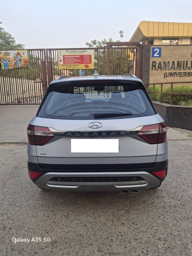 https://images10.gaadi.com/usedcar_image/4582938/original/processed_f4dee12e23cd5858033be1df361b6201.jpg?imwidth=6402