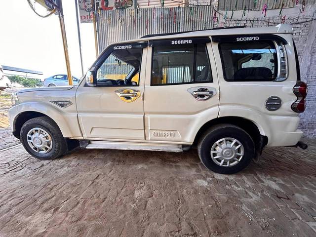 https://images10.gaadi.com/usedcar_image/4582947/original/processed_a7e1bf45-a066-4eb9-b9e8-5bce6f0a1291.jpg?imwidth=6402
