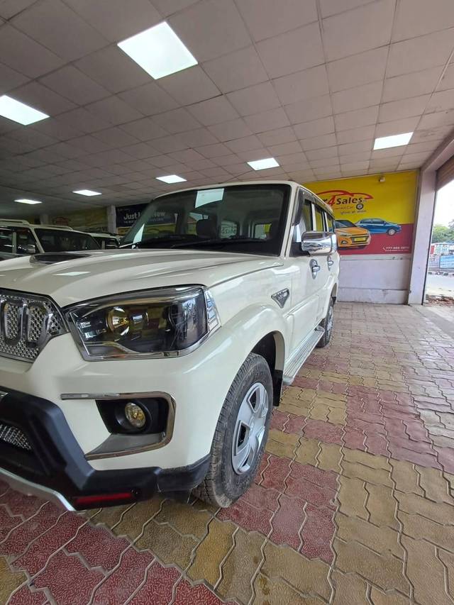https://images10.gaadi.com/usedcar_image/4582949/original/processed_5cc3a980-d3e5-4f5b-a7d6-9334ed8a5685.jpg?imwidth=6402