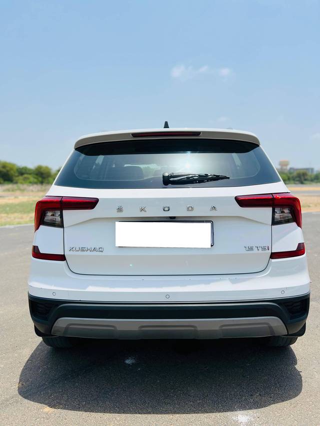 https://images10.gaadi.com/usedcar_image/4583017/original/processed_e4a831450282f87b3068cccf136a83e6.jpeg?imwidth=6402