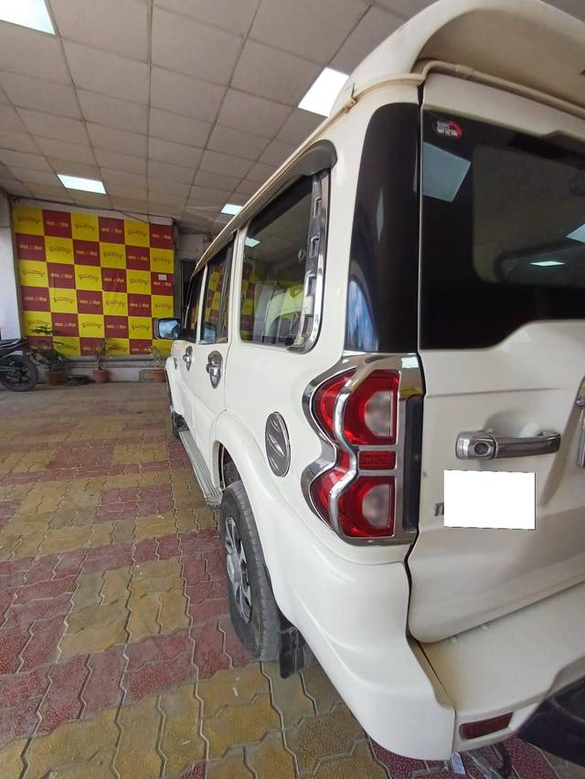 https://images10.gaadi.com/usedcar_image/4583022/original/processed_02534e19-f95f-43e4-a14e-0787083751ea.jpg?imwidth=6402
