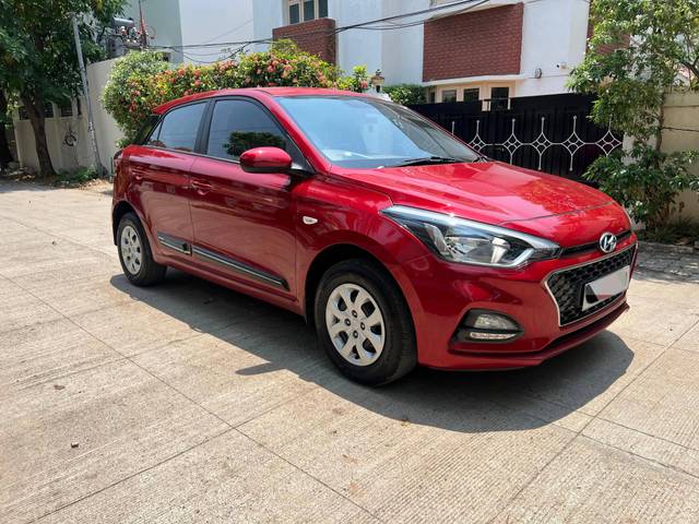 https://images10.gaadi.com/usedcar_image/4583066/original/processed_59ccbd8ebd868f27ada78315e9fb922a.jpg?imwidth=6400