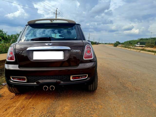 https://images10.gaadi.com/usedcar_image/4583106/original/processed_f1678791-8b7c-41ff-acc3-4fda9c5b2970.jpg?imwidth=6401