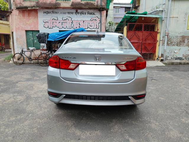 https://images10.gaadi.com/usedcar_image/4583211/original/processed_1475461768cdcd532b2d6a71dbb1a699.jpg?imwidth=6402