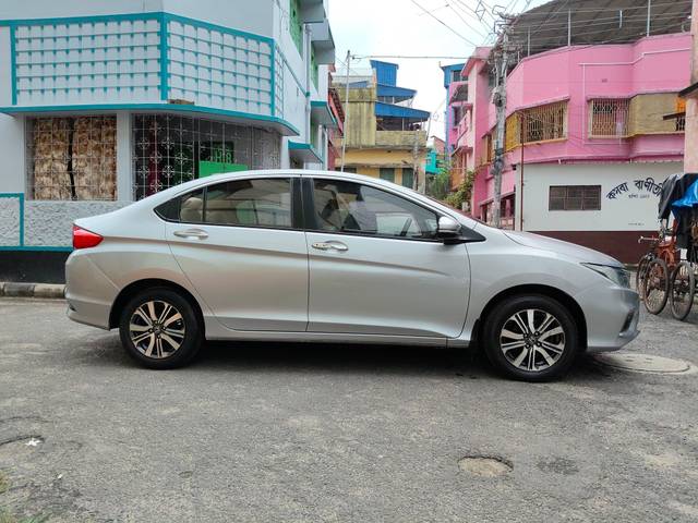 https://images10.gaadi.com/usedcar_image/4583211/original/processed_c15bc29dd03db5f6da1f15df9cb58531.jpg?imwidth=6401