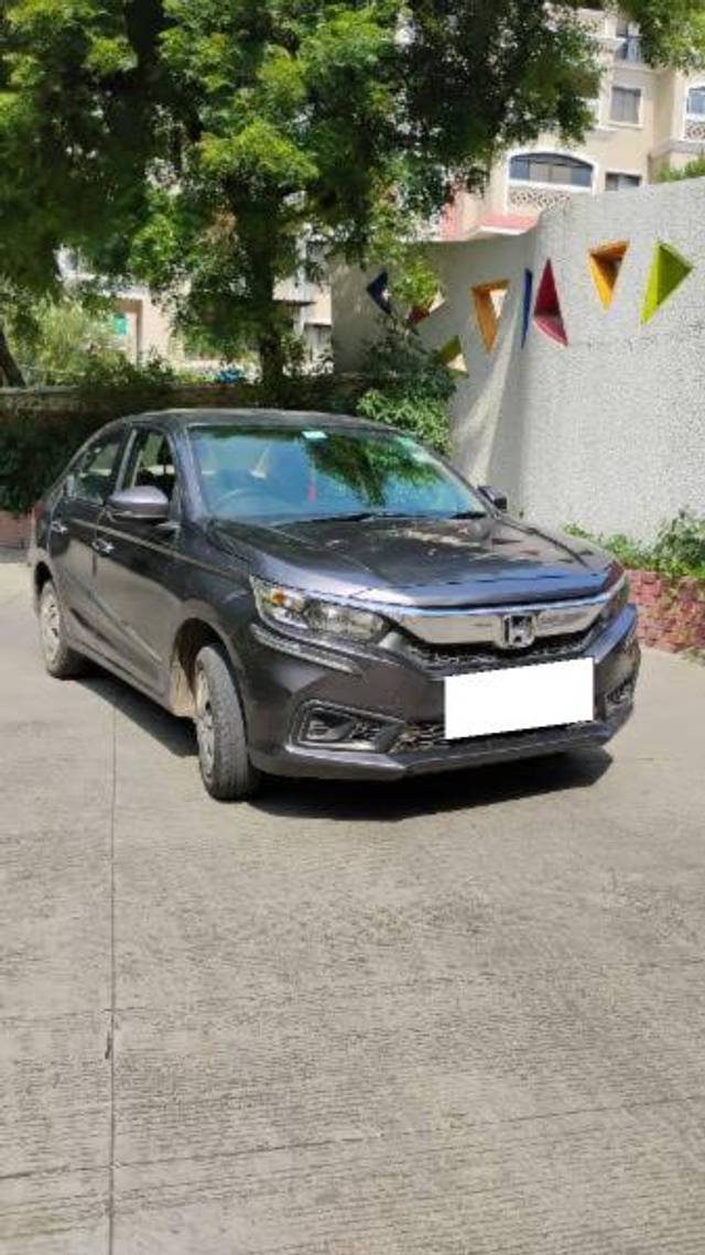 https://images10.gaadi.com/usedcar_image/4583343/original/processed_83d4c23b-2683-43be-87c5-17e2e61c5116.jpg?imwidth=6401