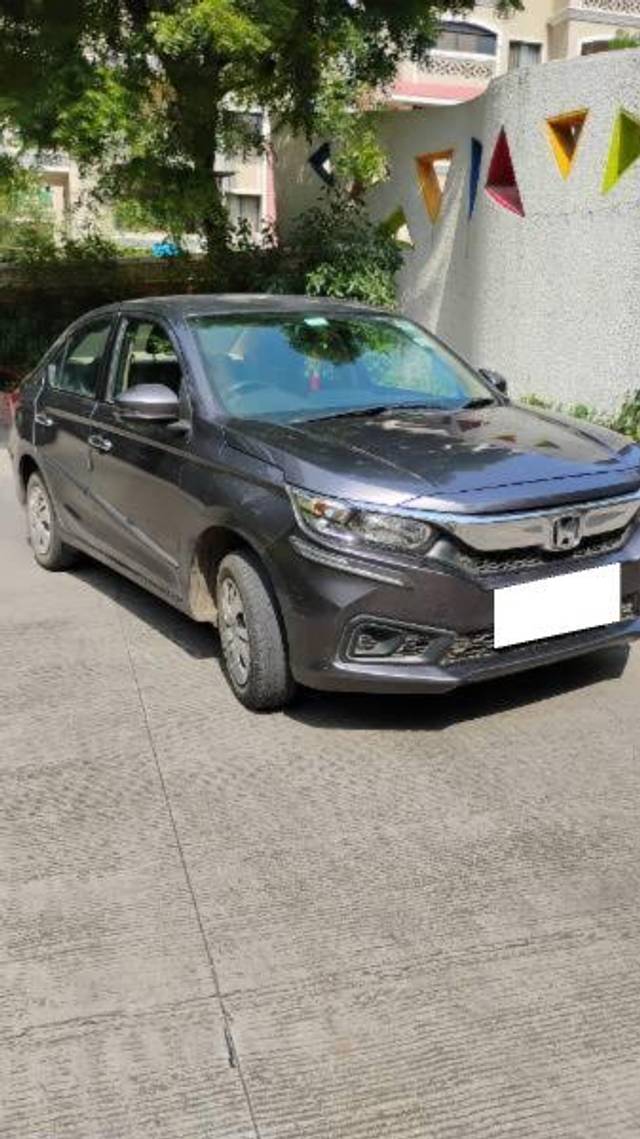 https://images10.gaadi.com/usedcar_image/4583343/original/processed_bf23b1ff-0d7b-4877-aae5-e8f1eff7737a.jpg?imwidth=6400