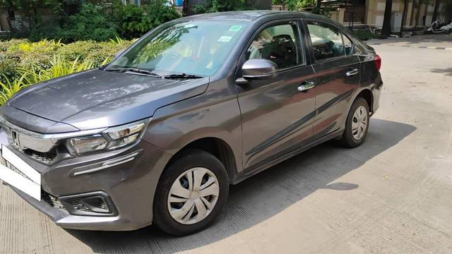 https://images10.gaadi.com/usedcar_image/4583343/original/processed_fada1cca-1e48-4eac-a73c-bb7b510c93ff.jpg?imwidth=6402