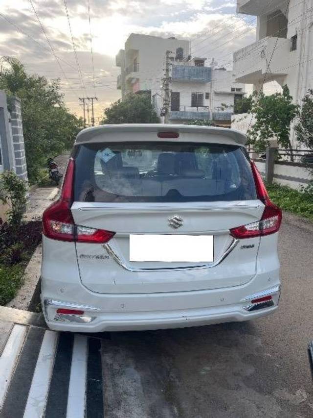 https://images10.gaadi.com/usedcar_image/4583710/original/processed_e3335100-42f9-4c25-8b8a-3849aa2838a4.jpg?imwidth=6401