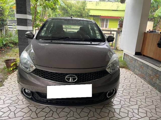 https://images10.gaadi.com/usedcar_image/4583714/original/processed_8b49715a-c09a-4652-b550-fdaf75f56043.jpg?imwidth=6402
