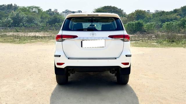 https://images10.gaadi.com/usedcar_image/4584204/original/processed_c34160a29ff275fbb2fbed0bc99c0c90.jpg?imwidth=6402