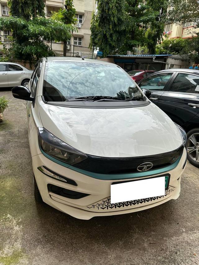 https://images10.gaadi.com/usedcar_image/4584240/original/processed_58af95a4-2834-4bdf-80d2-60cab821bddb.jpg?imwidth=6400