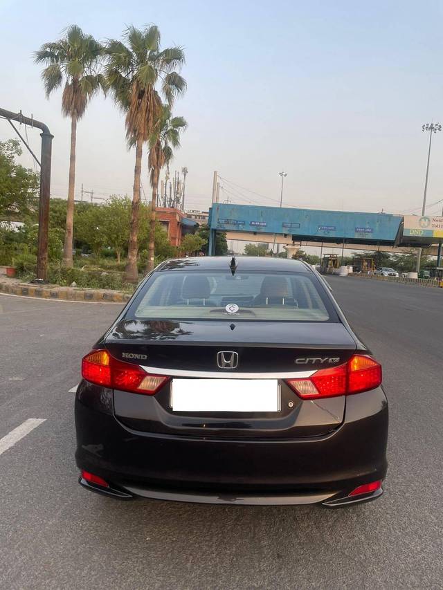 https://images10.gaadi.com/usedcar_image/4584263/original/processed_45a402c98492785192dd3e60422de67a.jpg?imwidth=6401