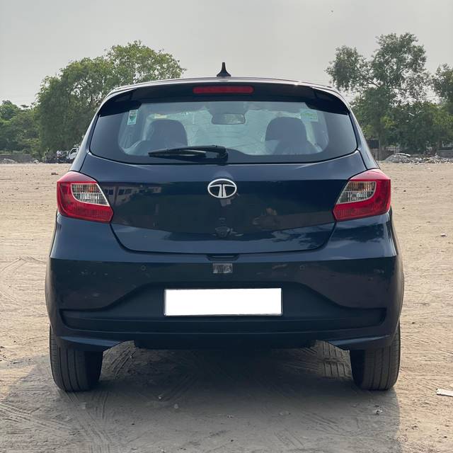 https://images10.gaadi.com/usedcar_image/4584270/original/processed_e45a1bd34556b5226156e11da0db958c.jpg?imwidth=6402