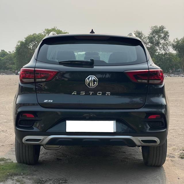 https://images10.gaadi.com/usedcar_image/4584285/original/processed_79b4f6a28261e33fc454f9562bbe4118.jpg?imwidth=6402