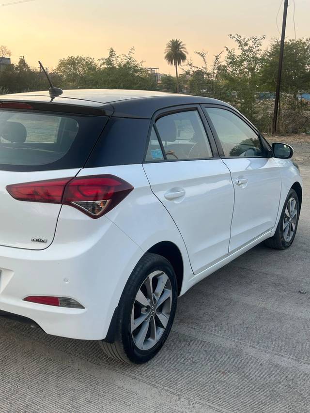 https://images10.gaadi.com/usedcar_image/4584297/original/processed_222c64b9-e3d5-4d1b-aab3-b1eabd7d9b4b.jpg?imwidth=6402