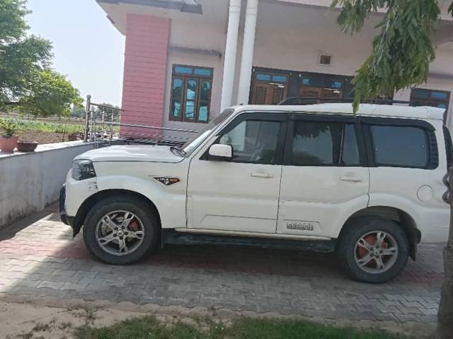https://images10.gaadi.com/usedcar_image/4584299/original/processed_d300e731-71b8-4f94-9d57-118b42da753c.jpg?imwidth=6400