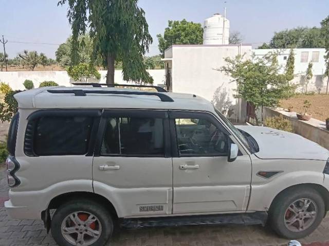 https://images10.gaadi.com/usedcar_image/4584299/original/processed_f96783b9-5f14-4e3a-b10e-174bf03e318a.jpg?imwidth=6401