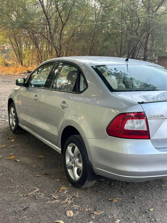 https://images10.gaadi.com/usedcar_image/4584313/original/processed_6ed8766e-3d0e-4987-84a0-8becb00faecf.jpg?imwidth=6402