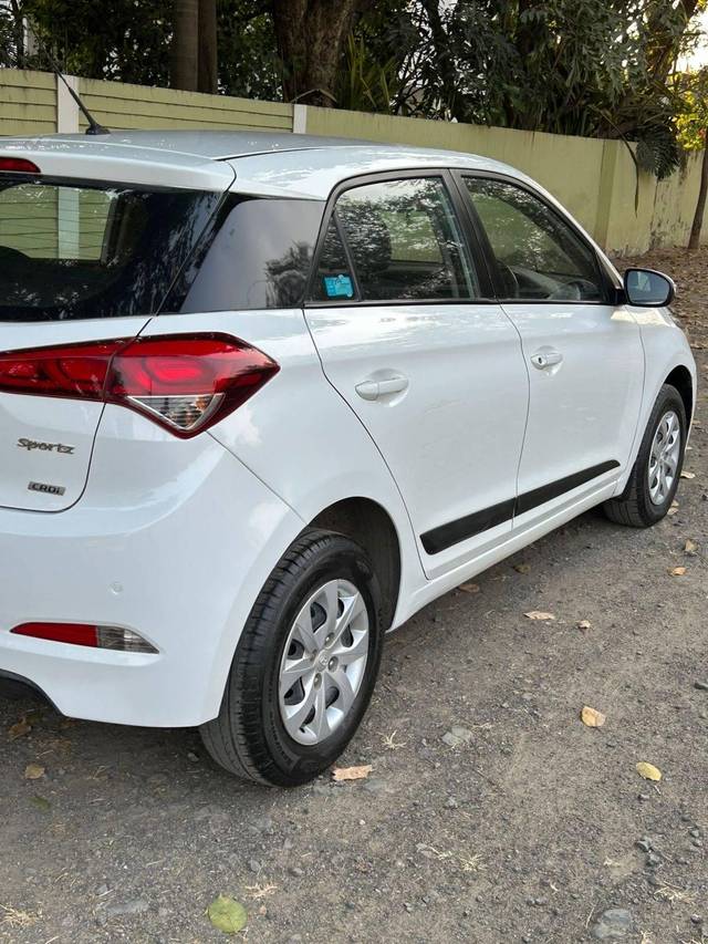 https://images10.gaadi.com/usedcar_image/4584324/original/processed_086e0931-74e2-4cc4-9ecd-fad18bea9a16.jpg?imwidth=6402