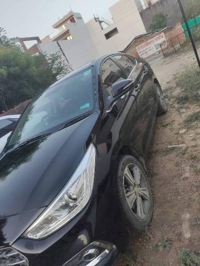 https://images10.gaadi.com/usedcar_image/4584326/original/processed_7bbfb2e2-405a-4818-bc57-7fa0e6582365.jpeg?imwidth=6402