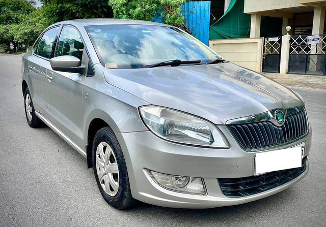 https://images10.gaadi.com/usedcar_image/4584329/original/processed_984f73b723843a1e1adc904bea958570.jpg?imwidth=6400
