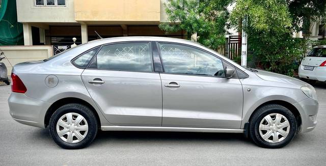 https://images10.gaadi.com/usedcar_image/4584329/original/processed_9df9460192d01aea95dd85943cdf1da7.jpg?imwidth=6401