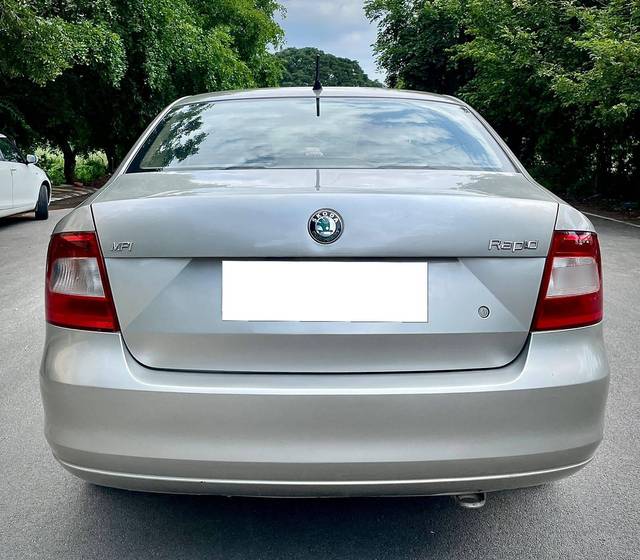 https://images10.gaadi.com/usedcar_image/4584329/original/processed_dfe783f3c470b4310f19a992f22803fc.jpg?imwidth=6402