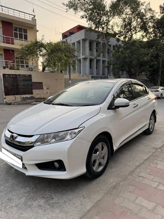 https://images10.gaadi.com/usedcar_image/4584333/original/processed_663bb169415904bc5cccba69f0ccd39c.jpg?imwidth=6402