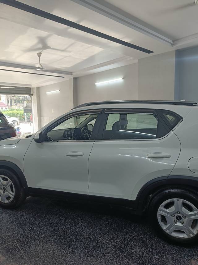 https://images10.gaadi.com/usedcar_image/4584374/original/05ad57db14fe3cc3263c01c5b29e994e.jpg?imwidth=6401