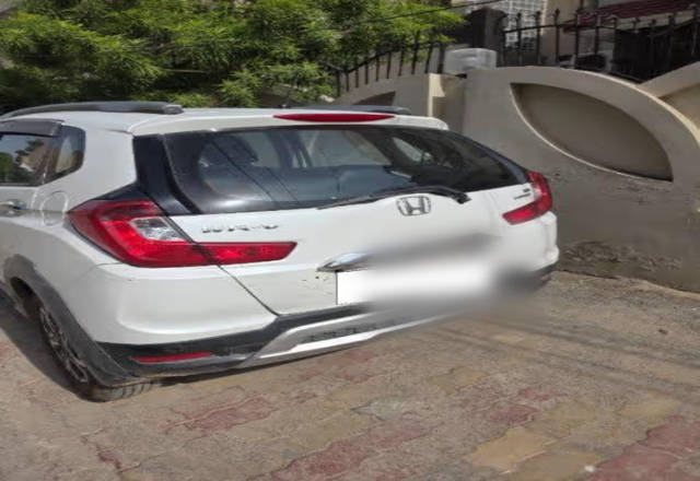 https://images10.gaadi.com/usedcar_image/4584430/original/6a742b77-fed9-477f-9844-568f06e42eb6.?imwidth=6400
